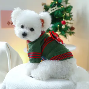 Detailaufnahme vom grünen Weihnachts-Hundepullover mit roter Schleife und Streifenbündchen