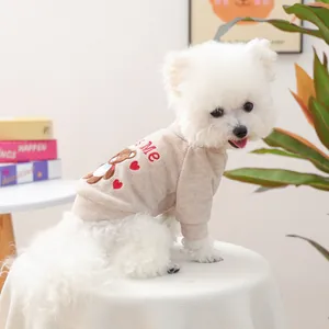 Détail du pull côtelé beige pour chien avec écusson ours et broderie Kiss Me