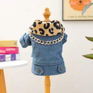 Detalle de chaqueta vaquera para mascotas con cuello de leopardo y cadena de metal decorativa