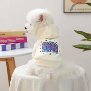 Detail eines cremefarbenen Haustier-Hoodies mit bunter 'I'M CUTE' Bestickung und Sternen