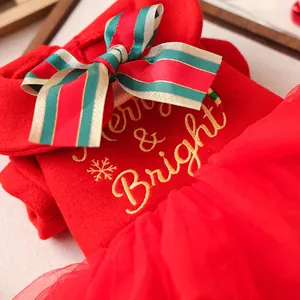 Détail de la robe de Noël pour animaux avec broderie dorée et jupe en tulle rouge