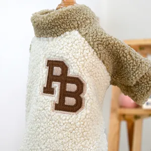 Gros plan du pull en molleton sherpa pour animaux avec broderie PB et texture du tissu