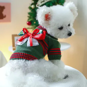 Details des Weihnachts-Hundepullovers in Waldgrün mit festlicher roter Schleife
