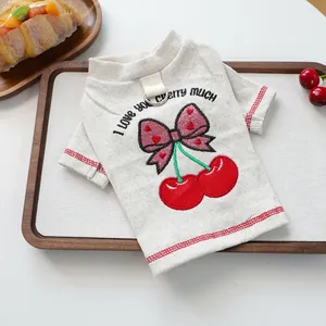 Pull en tricot crème pour animaux avec broderie cerise et anneau en D pour chiens