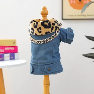 Detalle de chaqueta vaquera para perro con cuello de leopardo y cadena dorada decorativa