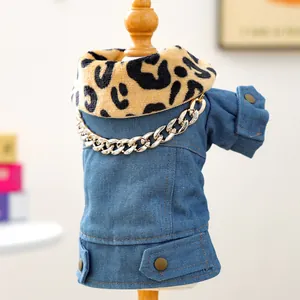 Detalle de chaqueta vaquera para mascota con cuello de leopardo y cadena metálica dorada