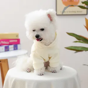Nahaufnahme des cremefarbenen Haustier-Hoodies aus Rippstoff an einem Hund