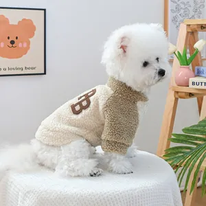 Veste en laine d'agneau pour chien avec broderie B, couleurs crème et café