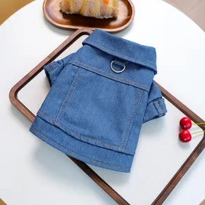 Détail d'une veste en jean pour animaux avec coutures orange et anneau en D en métal