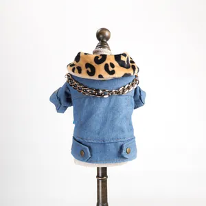 Chaqueta vaquera azul para mascotas con cuello de leopardo y cadena dorada para perros y gatos