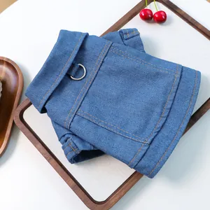 Détail d'un gilet en jean bleu pour animal avec surpiqûres jaunes et anneau en D