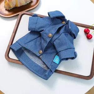 Détail de la veste en jean pour petits animaux avec boutons et étiquette cousue