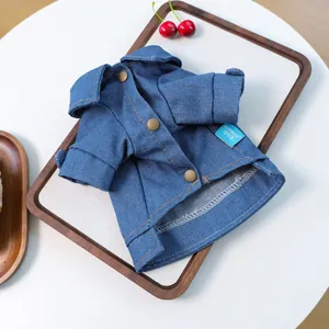Détails de veste en jean pour animaux avec boutons rétro et étiquette tissée de marque