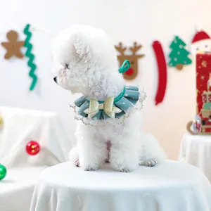 Bandana de Noël pour chien en tissu vert foncé avec nœud doré et bordure dentelle