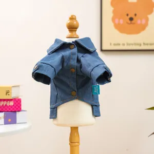 Détail d'une veste en jean pour animaux bleu foncé avec boutons rétro et texture