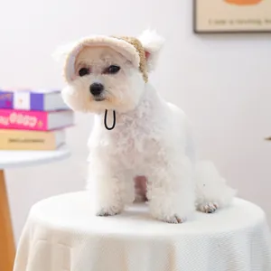Gros plan d'un bonnet en peluche kaki avec sangle réglable sur un petit chien