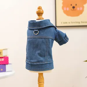 Détail de la veste en jean pour chien bleu foncé avec coutures jaunes et anneau en D robuste