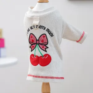 Détail du t-shirt crème pour animaux avec motif cerise et anneau en D pour la laisse