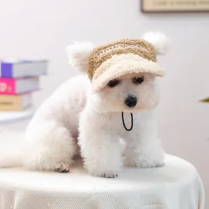 Détail du chapeau en polaire pour animaux avec broderie New York et sangle réglable