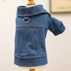 Détail de la veste en jean bleu foncé pour animaux avec coutures et anneau en D en métal