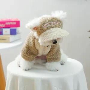Détail du manteau en sherpa pour animal et chapeau brodé New York assorti