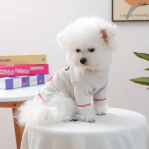 Détail du pull côtelé gris pour animaux avec coutures rouges et imprimé cœur de pêche