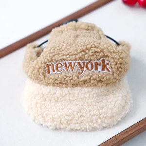 Détail du chapeau en polaire pour animaux avec trous d'oreilles et cordon ajustable
