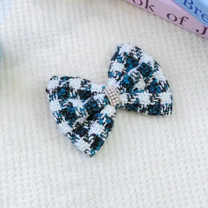 Détail de la barrette nœud en tweed bleu et blanc pour animaux avec perles décoratives