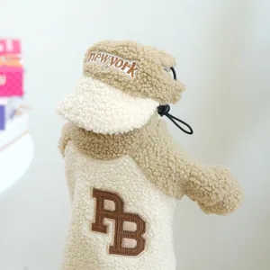 Détail du gilet et chapeau en polaire pour animaux avec broderie PB et bicolore