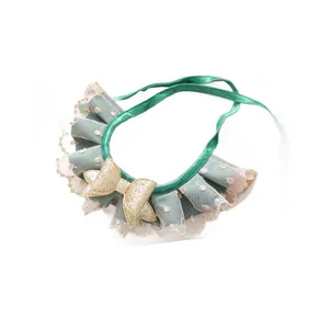 Collier de Noël pour animaux avec velours vert, dentelle et nœud papillon doré à paillettes