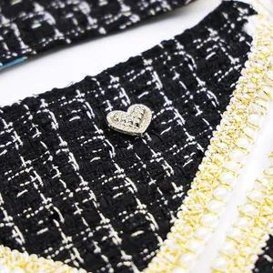 Λεπτομέρεια του tweed bandana κατοικιδίων με αγκράφα καρδιά και μαργαριταρένια άκρη