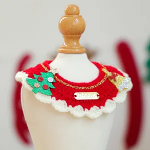 Gedetailleerde gebreide slabbetje met gouden ketting en kerstboom hanger