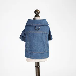 Veste en jean classique bleue pour chien avec anneau en D pour attache laisse
