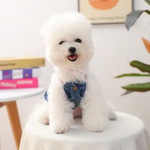 Abito in denim blu scuro per cani di piccola taglia con bottoni in metallo retrò