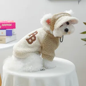 Détail d'un ensemble en polaire pour animaux avec broderie lettre B et casquette assortie