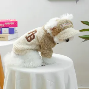 Détail d'un manteau en polaire pour animaux avec broderie FB et bonnet New York
