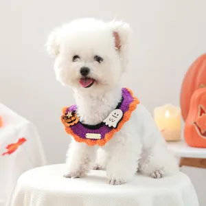 Detail van handgebreide Halloween-halsband met pompoen- en spookmotieven voor kleine honden