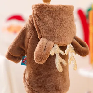 Vue détaillée du sweat à capuche renne pour animaux avec bois dorés et texture velours