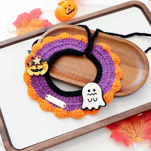 Detail van gehaakte halsband voor huisdieren met pompoen en spookje voor Halloween