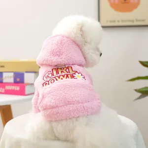 Roze lamswollen hondenhoodie met Girl Power borduursel en ingebouwde D-ringbevestiging