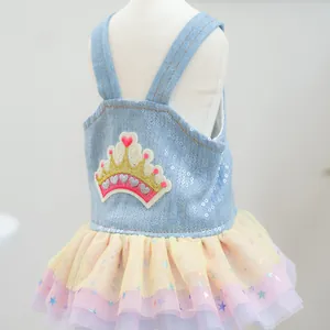 Détail de la robe pour chien avec broderie couronne et jupe en tulle arc-en-ciel