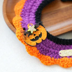Macro van handgemaakte Halloween-halsband voor huisdieren met pompoen en gouden tag