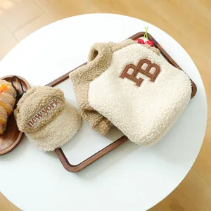 Ensemble veste et chapeau en laine d'agneau pour animaux en beige et camel