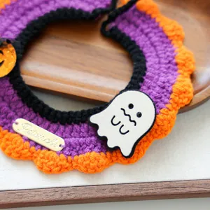Detail van Halloween bandana voor huisdieren met spookpatch en mini-pompoenhanger