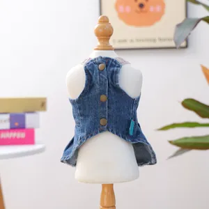 Dettaglio dell'abito in denim per animali con bottoni marroni e orlo sfrangiato blu