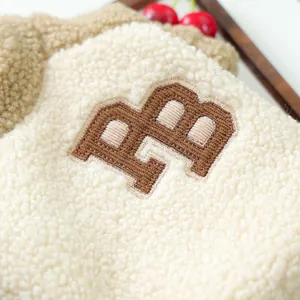 Manteau chic en polaire Sherpa beige avec lettre B brodée pour chiens et chats