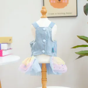 Détail de robe de princesse pour animaux avec denim à paillettes et tutu arc-en-ciel