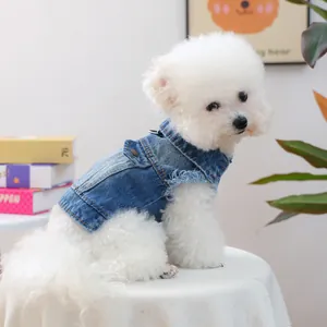 Gilet en jean rétro pour chien avec bords effilochés et anneau en D pour la laisse