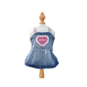 Vestito di jeans per cani con ricamo a cuore rosa e stampa HONEY per cani piccoli