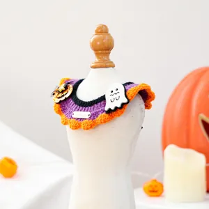 Detail van een handgehaakte huisdierenslab met lovertjes pompoen voor Halloween